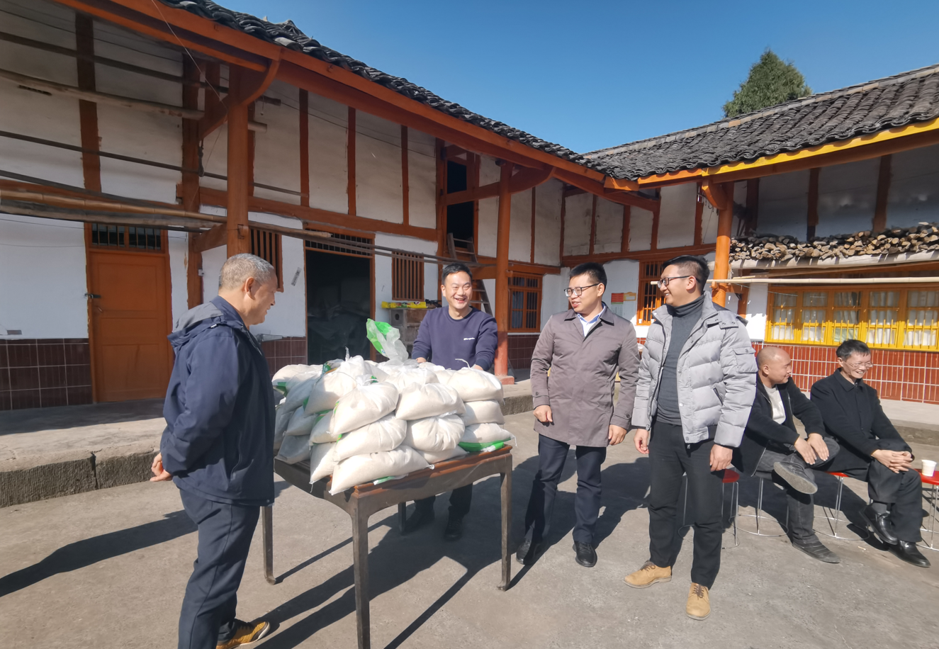 結對共建出真招 定點幫扶展新貌 資管公司黨委赴金華村開展黨建共建活動